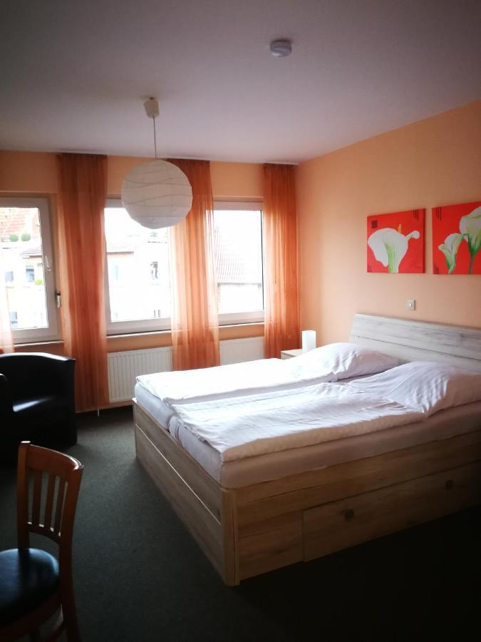 Pension Zum Angestellten Porta Westfalica Buitenkant foto