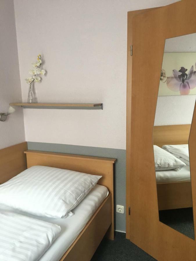 Pension Zum Angestellten Porta Westfalica Buitenkant foto
