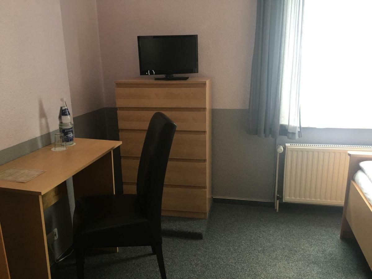 Pension Zum Angestellten Porta Westfalica Buitenkant foto