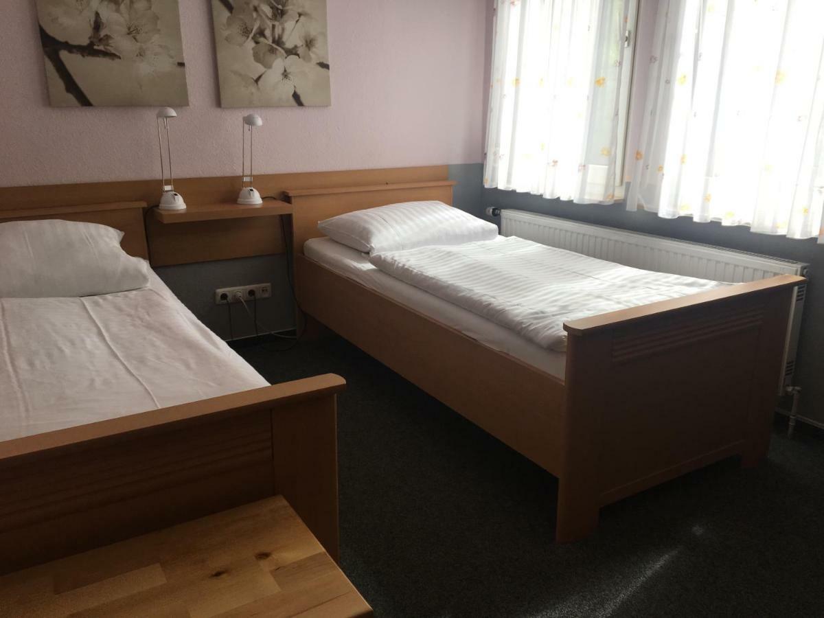 Pension Zum Angestellten Porta Westfalica Buitenkant foto